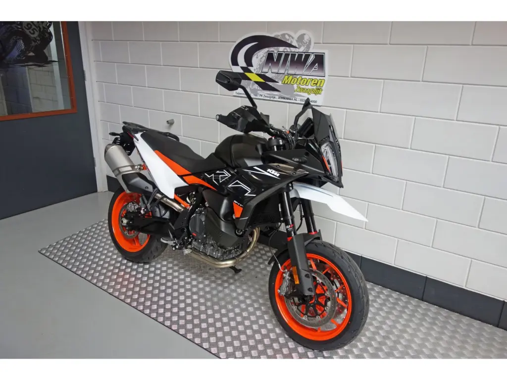 Gebruikte KTM 890 supermotard met 889cc motor uit 2025 bij NIWA Motoren