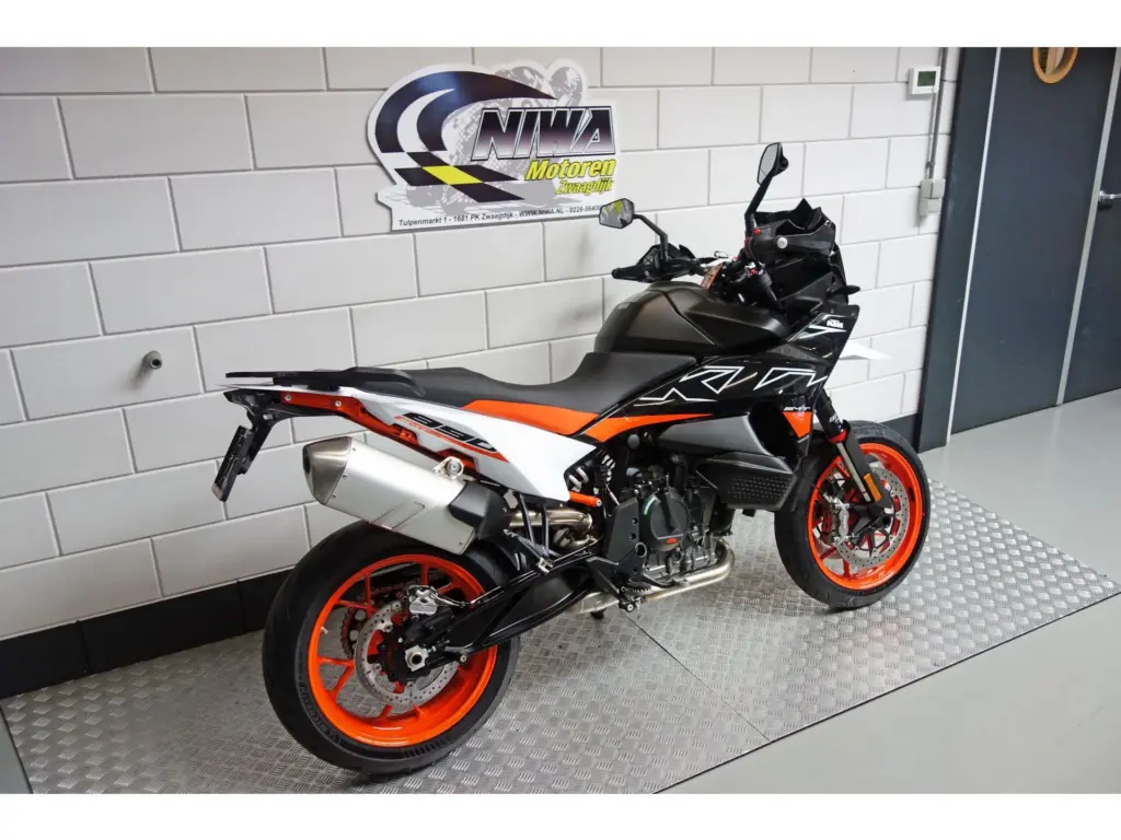 Gebruikte KTM 890 supermotard met 889cc motor uit 2025 bij NIWA Motoren