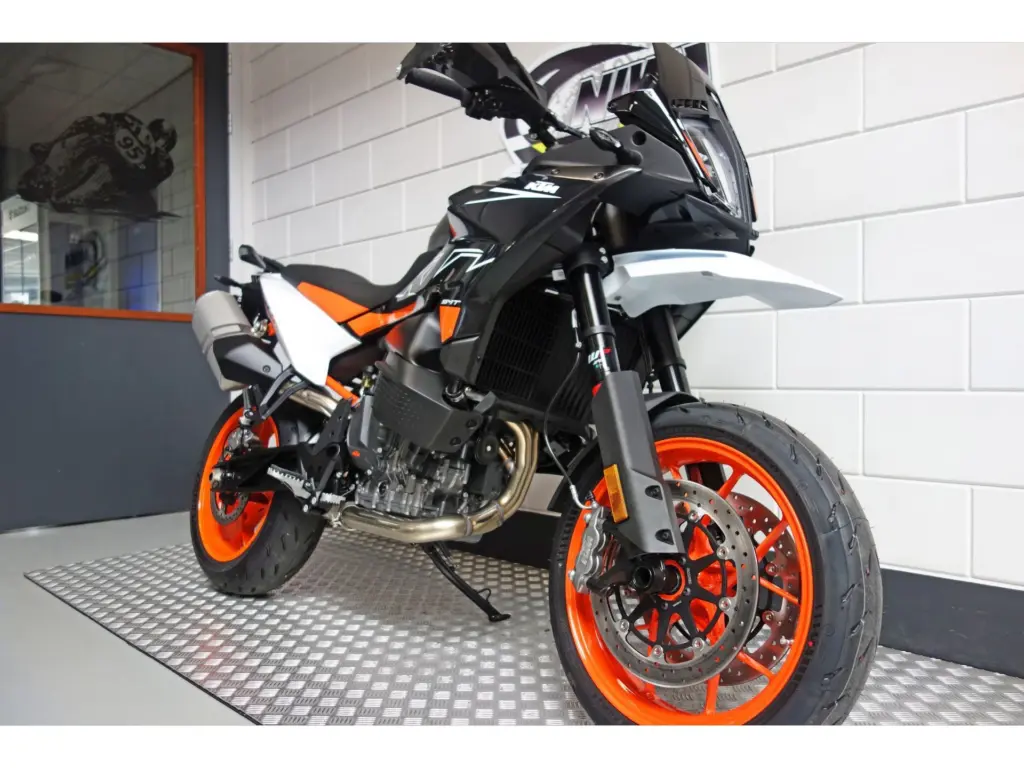 Gebruikte KTM 890 supermotard met 889cc motor uit 2025 bij NIWA Motoren