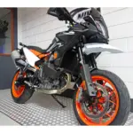Gebruikte KTM 890 SMT supermotard met 889cc motor uit 2025 bij NIWA Motoren