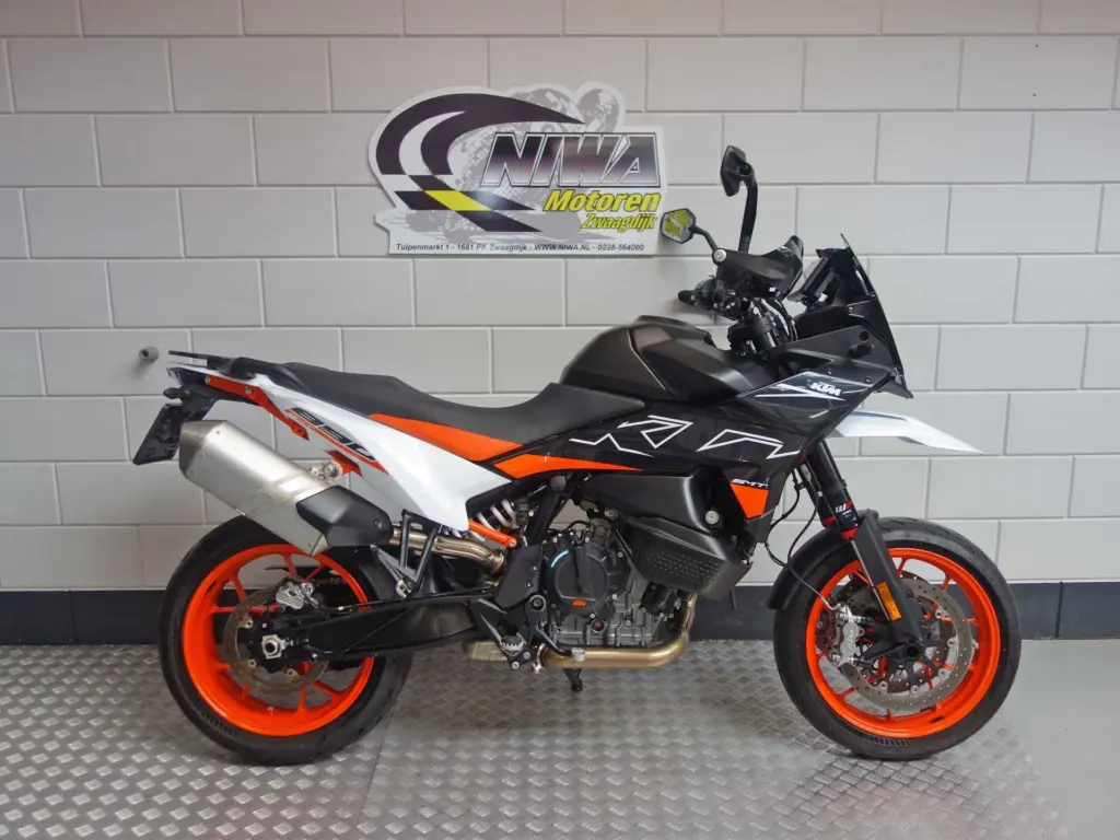 Gebruikte KTM 890 supermotard met 889cc motor uit 2024 bij NIWA Motoren