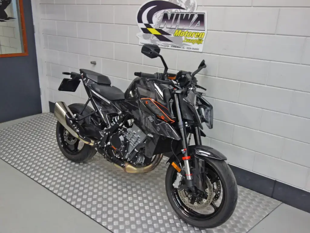 Gebruikte KTM 990 Duke naked bike met 947cc motor uit 2025 bij NIWA Motoren