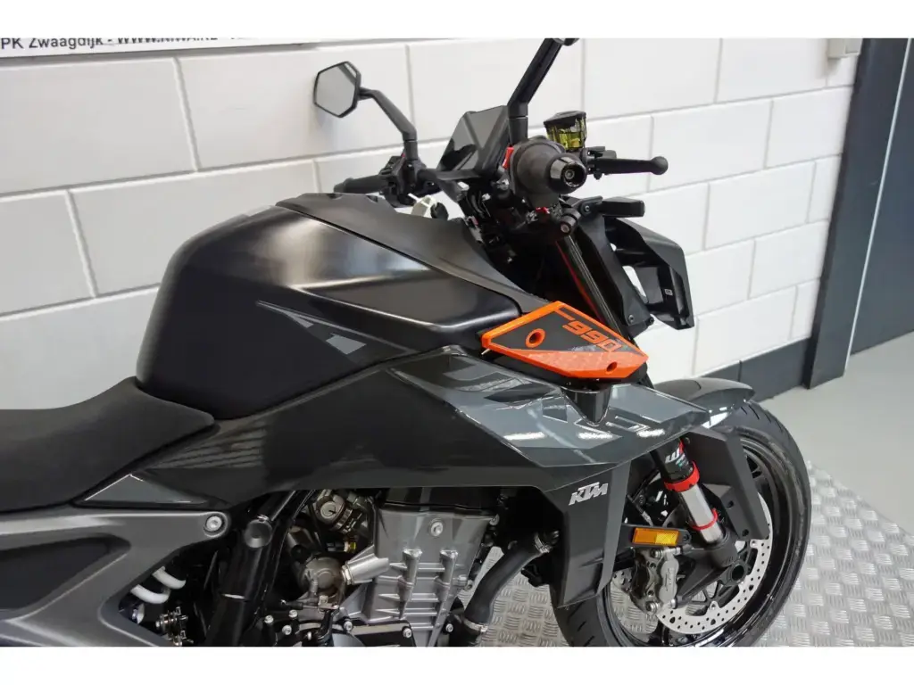 Gebruikte KTM 990 naked bike met 947cc motor uit 2025 bij NIWA Motoren