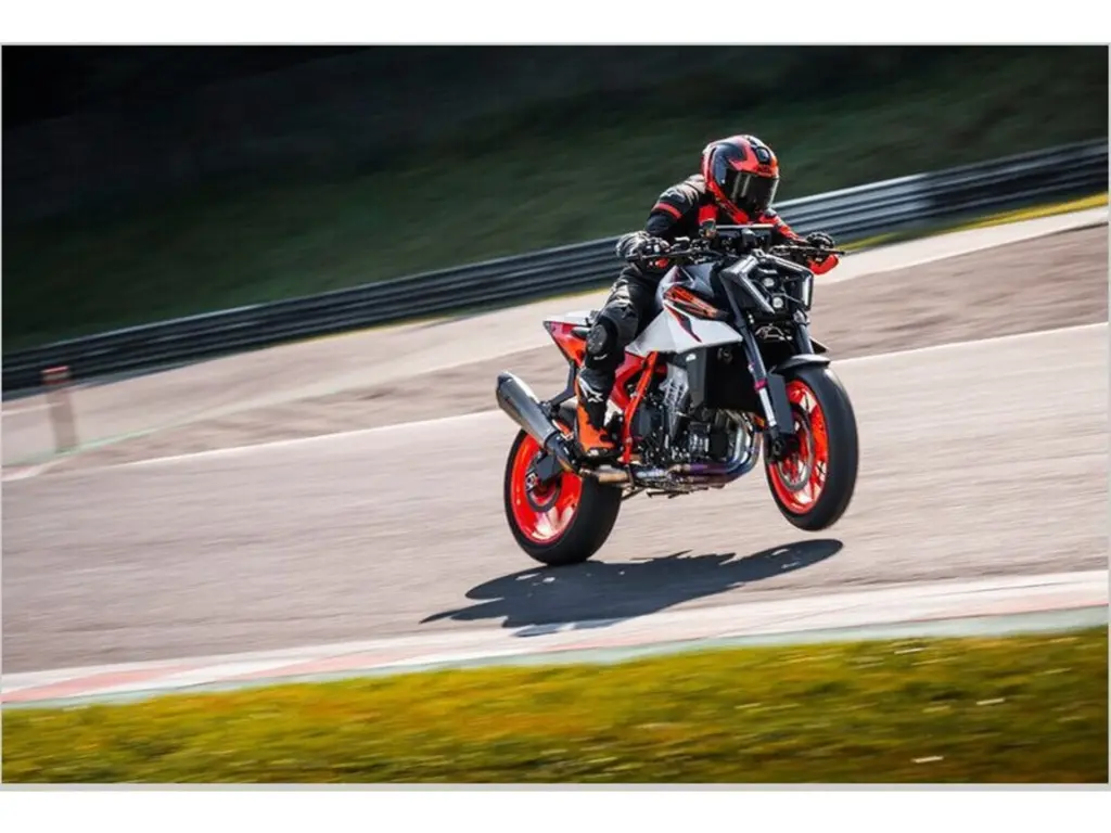 Nieuwe KTM 990 naked bike met 990cc motor uit 2026 bij NIWA Motoren