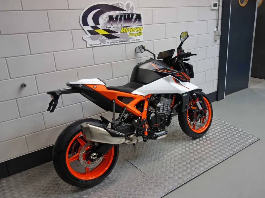 Gebruikte KTM 990 naked bike met 990cc motor uit 2026 bij NIWA Motoren