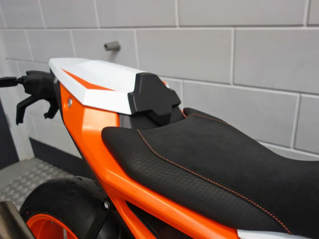 Gebruikte KTM 990 naked bike met 990cc motor uit 2026 bij NIWA Motoren