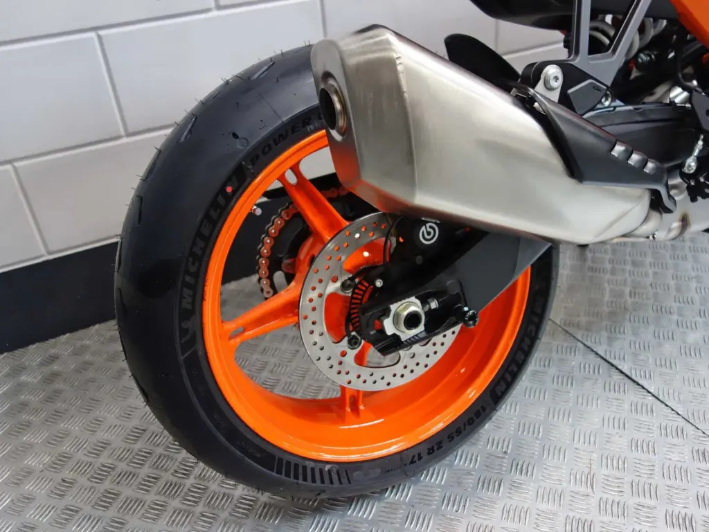 Gebruikte KTM 990 naked bike met 990cc motor uit 2026 bij NIWA Motoren