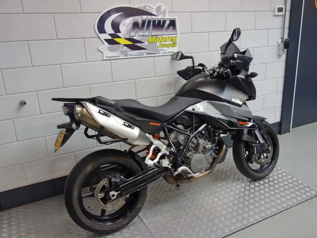 Gebruikte KTM 990 supermotard met 1000cc motor uit 2010 bij NIWA Motoren