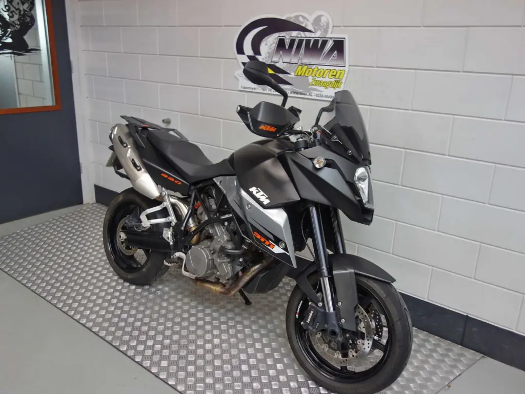 Gebruikte KTM 990 supermotard met 1000cc motor uit 2010 bij NIWA Motoren