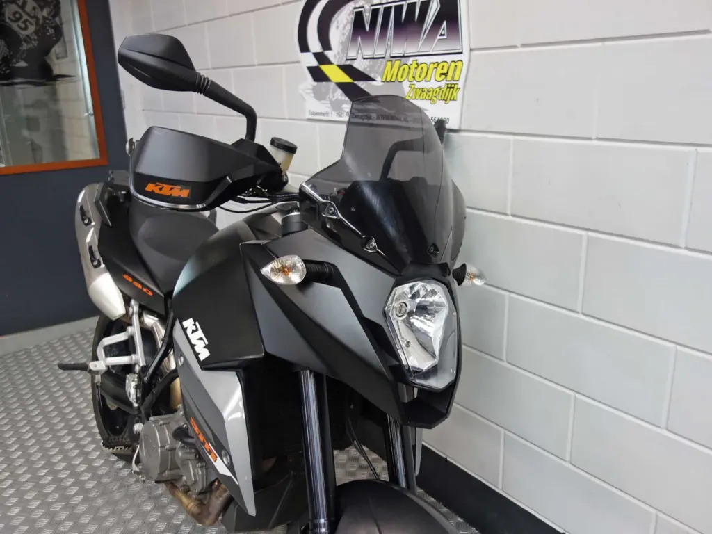 Gebruikte KTM 990 supermotard met 1000cc motor uit 2010 bij NIWA Motoren