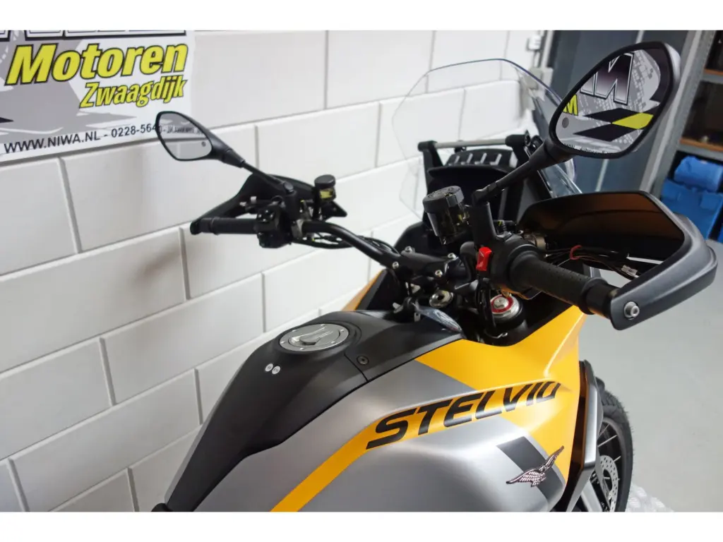 Nieuwe Moto Guzzi Stelvio tour met 1042cc motor uit 2025 bij NIWA Motoren