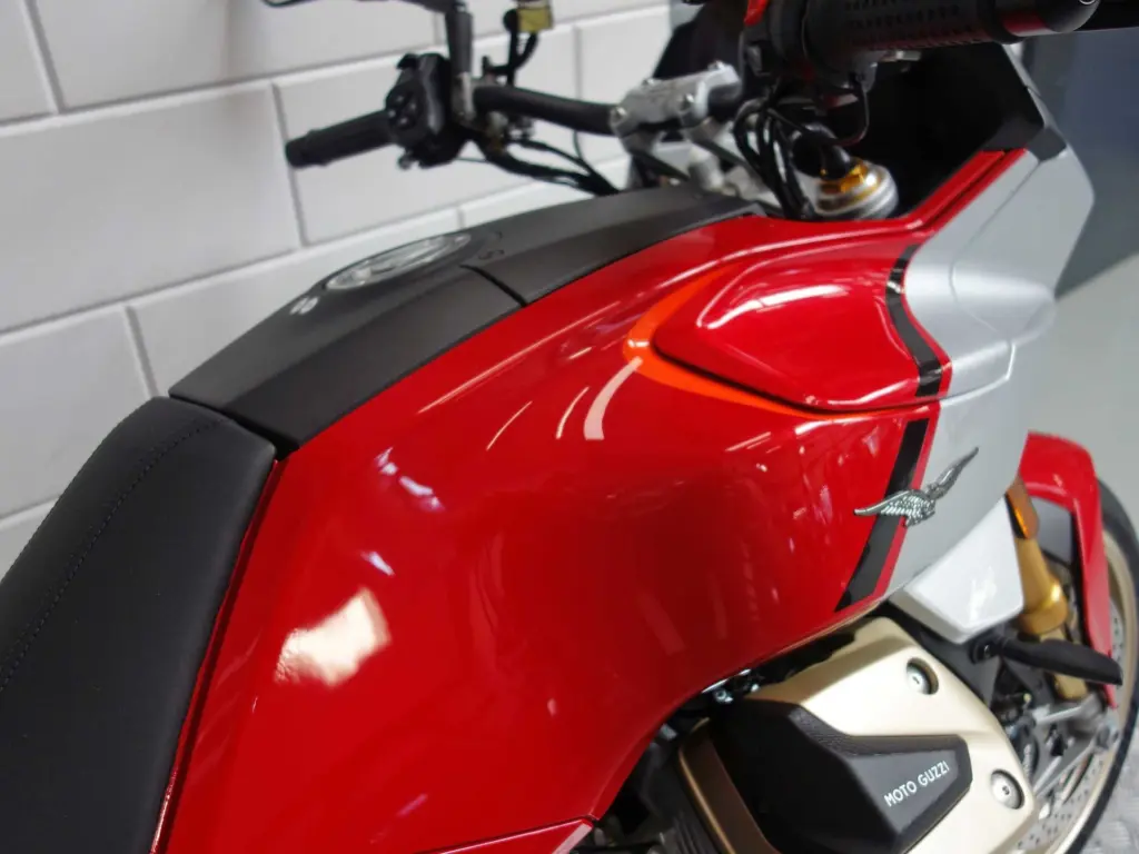 Nieuwe Moto Guzzi V100 tour met 1042cc motor uit 2026 bij NIWA Motoren
