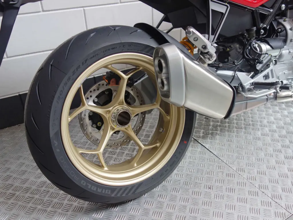 Nieuwe Moto Guzzi V100 tour met 1042cc motor uit 2026 bij NIWA Motoren