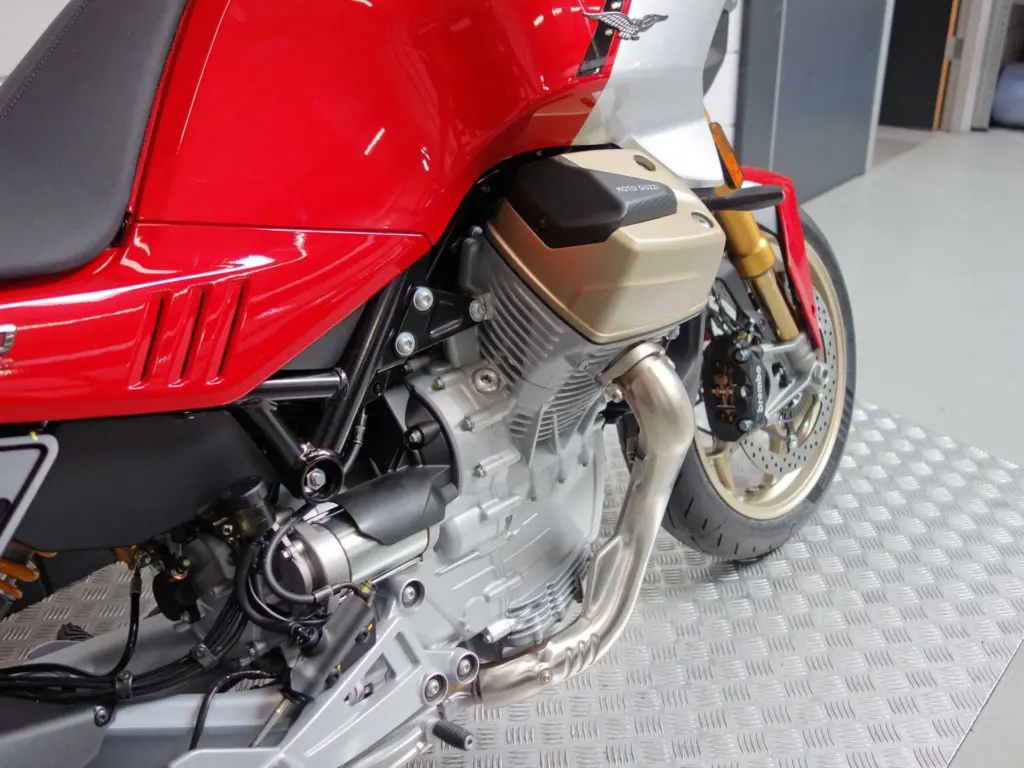 Nieuwe Moto Guzzi V100 tour met 1042cc motor uit 2026 bij NIWA Motoren