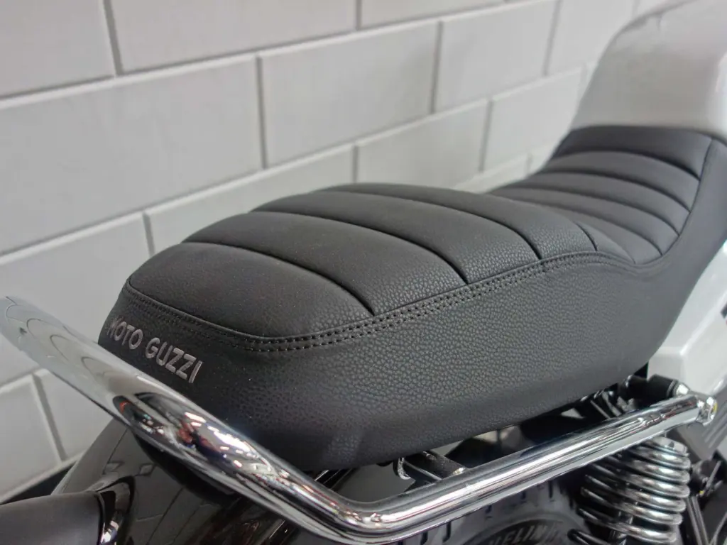 Nieuwe Moto Guzzi V7 tour met 853cc motor uit 2026 bij NIWA Motoren