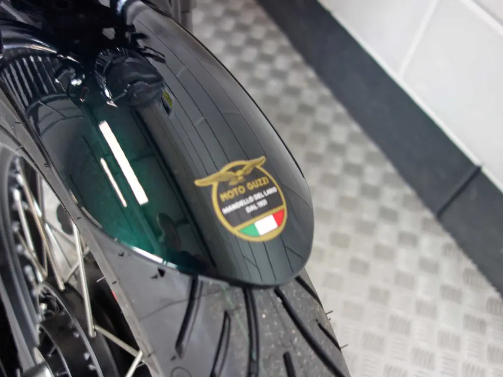Nieuwe Moto Guzzi V7 tour met 853cc motor uit 2026 bij NIWA Motoren