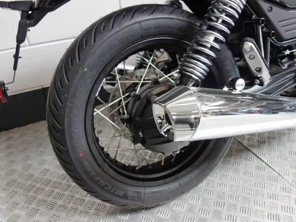 Nieuwe Moto Guzzi V7 tour met 853cc motor uit 2026 bij NIWA Motoren