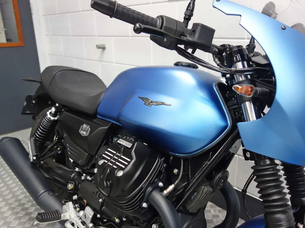 Nieuwe Moto Guzzi V7 sport met 853cc motor uit 2025 bij NIWA Motoren