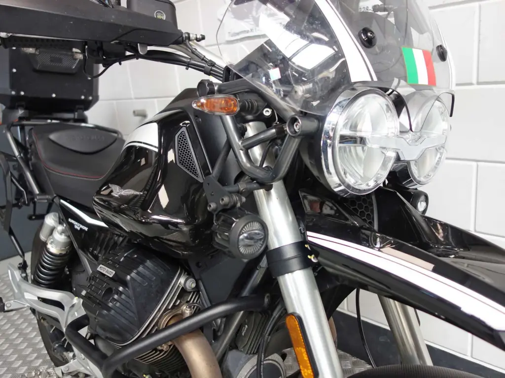 Gebruikte Moto Guzzi V85 tour met 853cc motor uit 2022 bij NIWA Motoren