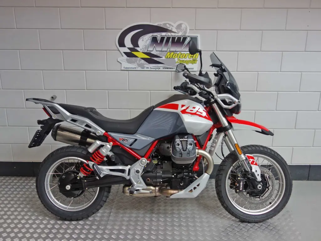 Nieuwe Moto Guzzi V85 tour met 853cc motor uit 2026 bij NIWA Motoren