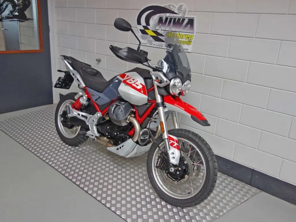 Nieuwe Moto Guzzi V85 tour met 853cc motor uit 2026 bij NIWA Motoren