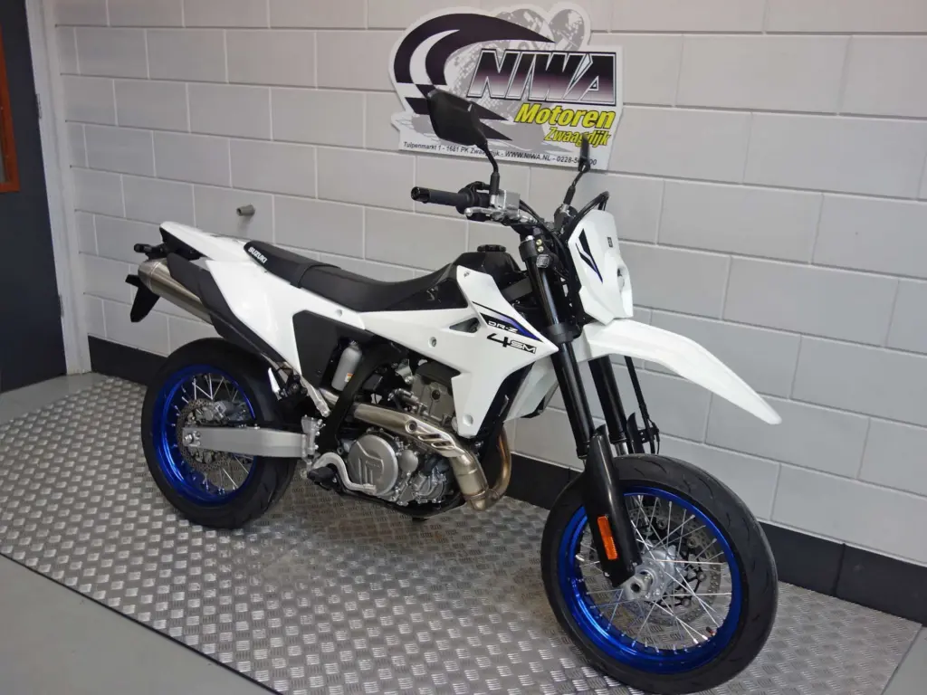 Gebruikte Suzuki DR-Z4SM supermotard met 398cc motor uit 2026 bij NIWA Motoren