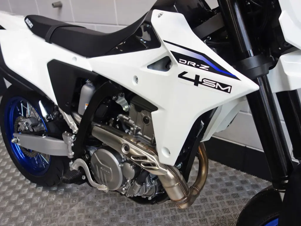 Gebruikte Suzuki DR-Z4SM supermotard met 398cc motor uit 2026 bij NIWA Motoren