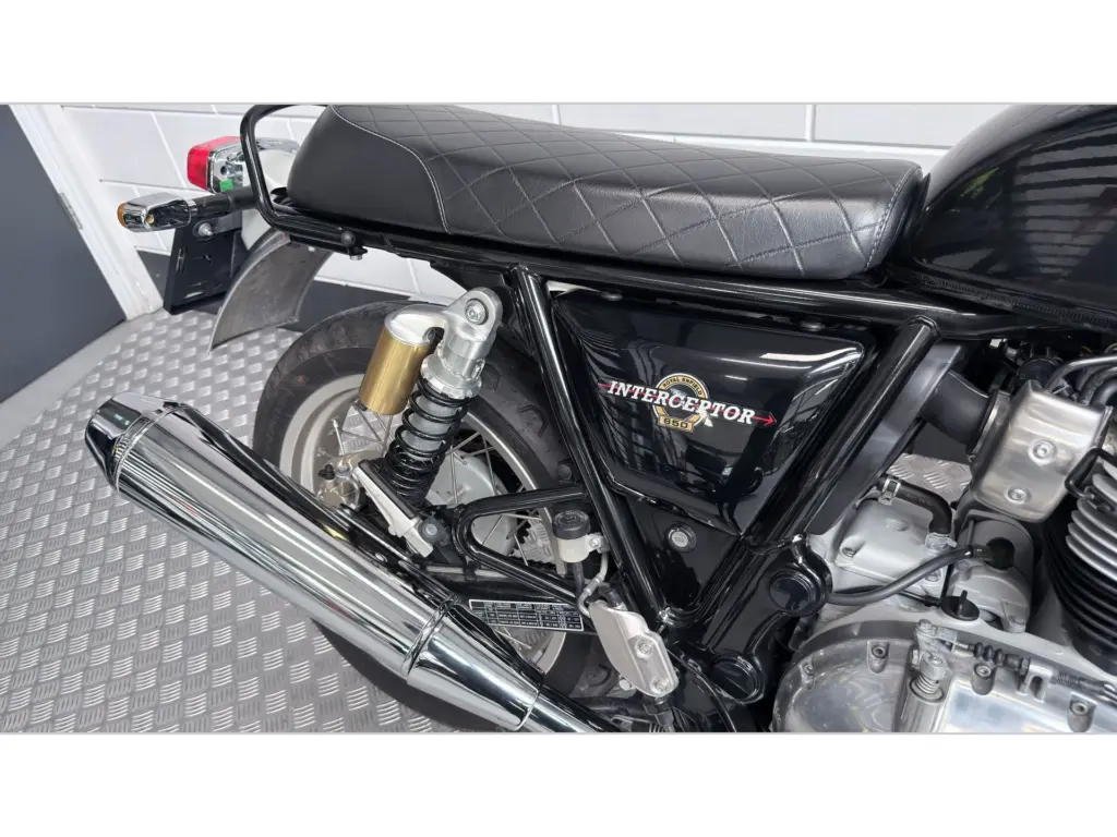 Gebruikte Royal Enfield Interceptor naked bike met 648cc motor uit 2020 bij NIWA Motoren