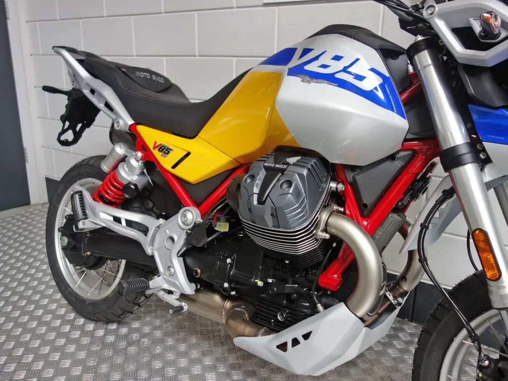 Nieuwe Moto Guzzi V85 tour met 853cc motor uit 2026 bij NIWA Motoren