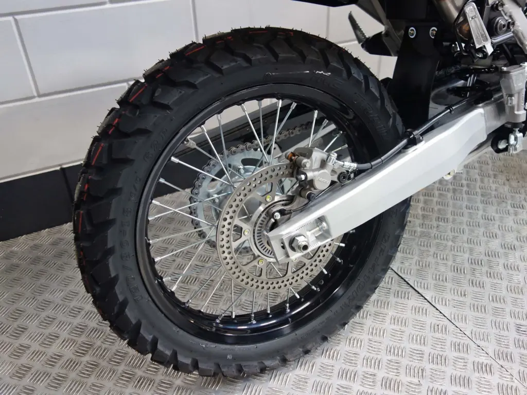 Gebruikte Suzuki DR-Z4S enduro met 398cc motor uit 2026 bij NIWA Motoren