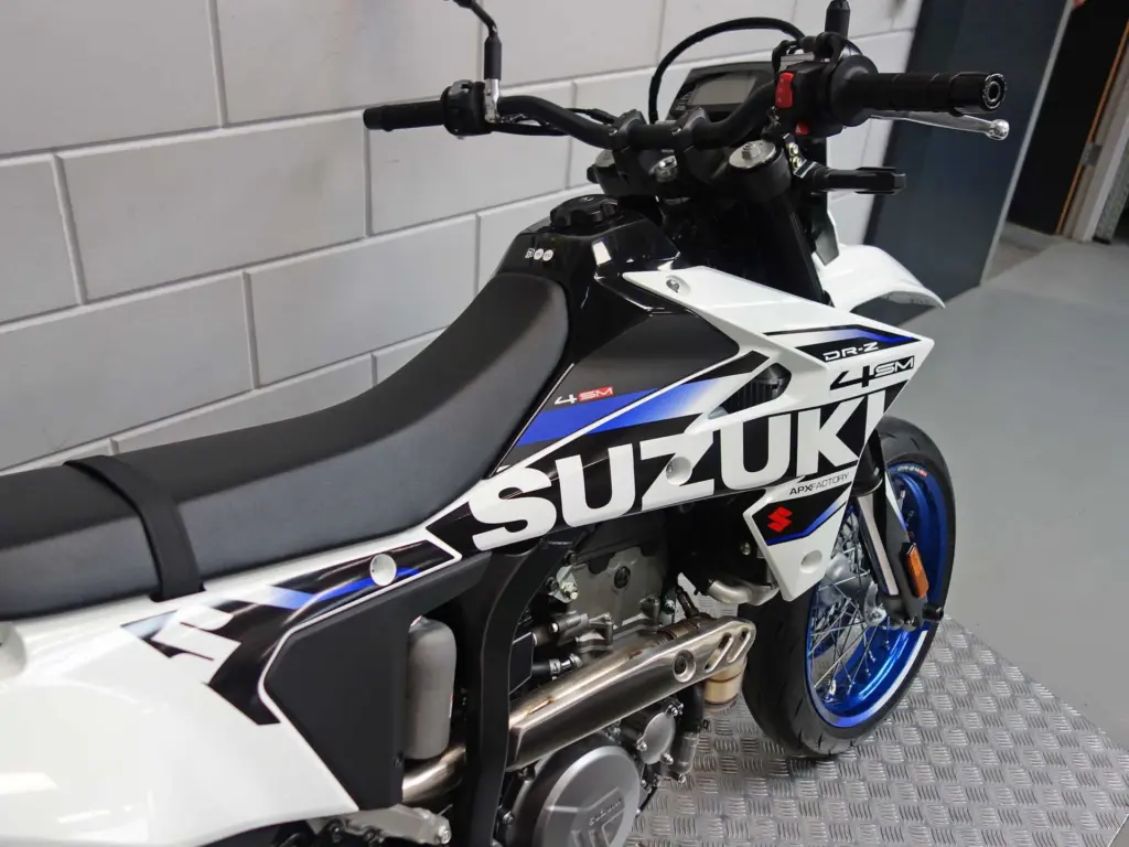 Gebruikte Suzuki DR-Z4SM supermotard met 398cc motor uit 2026 bij NIWA Motoren