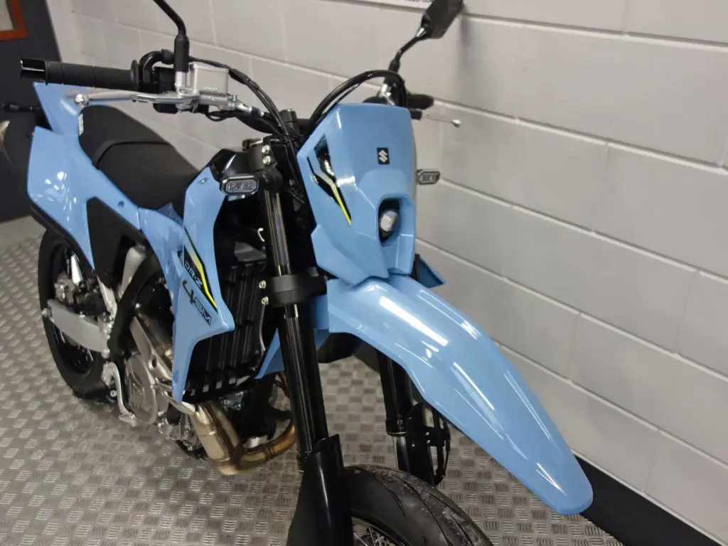 Nieuwe Suzuki DR-Z4SM supermotard met 400cc motor uit 2026 bij NIWA Motoren