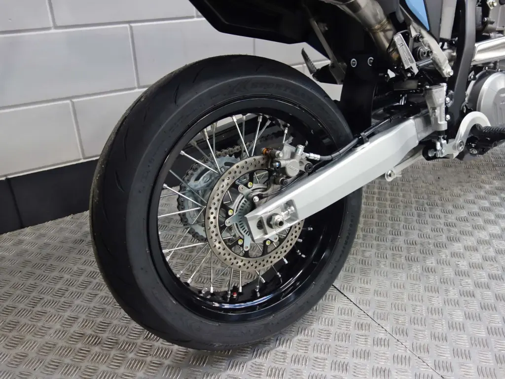 Nieuwe Suzuki DR-Z4SM supermotard met 400cc motor uit 2026 bij NIWA Motoren