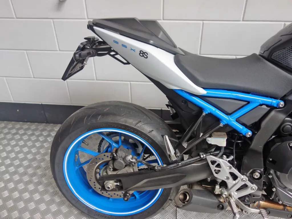 Gebruikte Suzuki GSX naked bike met 776cc motor uit 2023 bij NIWA Motoren