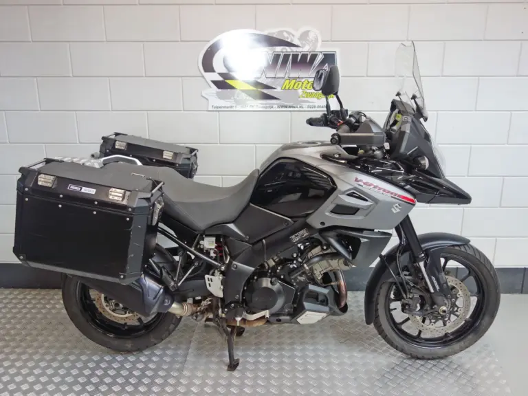 Gebruikte Triumph Tiger all-road met 800cc motor uit 2012 bij NIWA Motoren