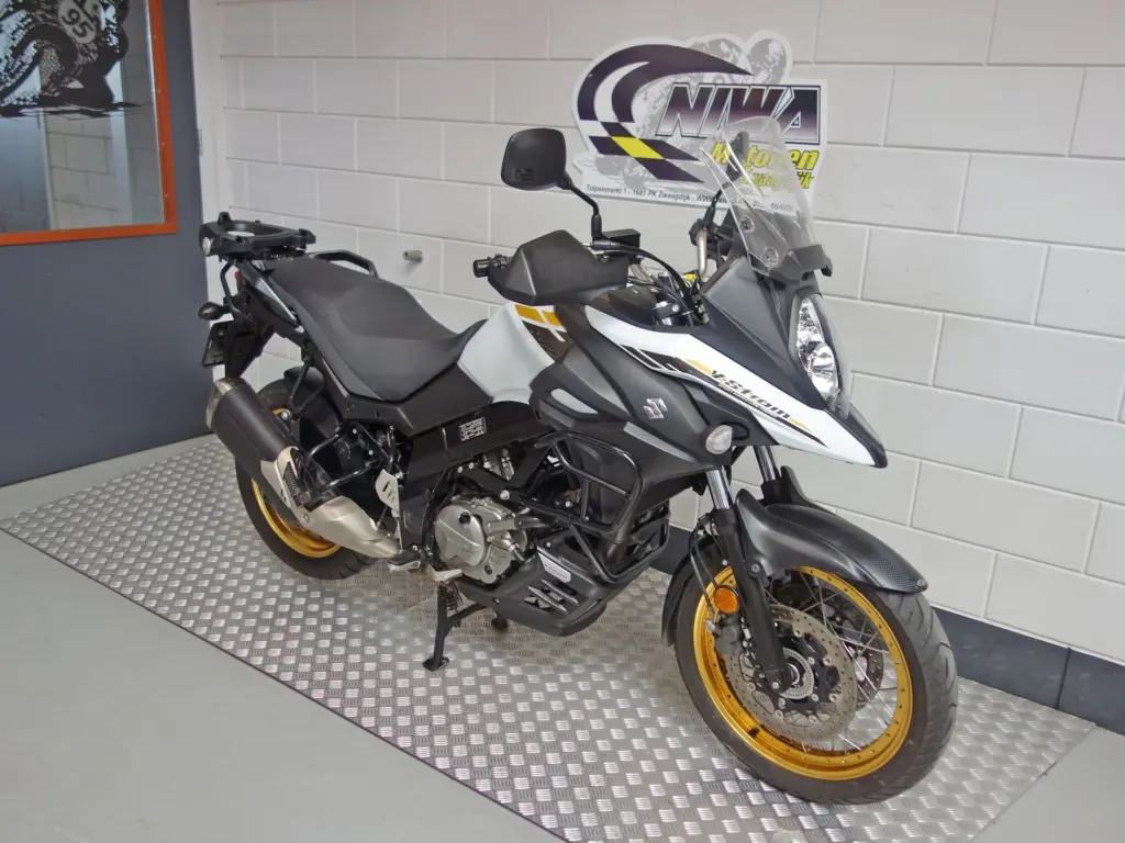Gebruikte Suzuki V-Strom all-road met 645cc motor uit 2021 bij NIWA Motoren