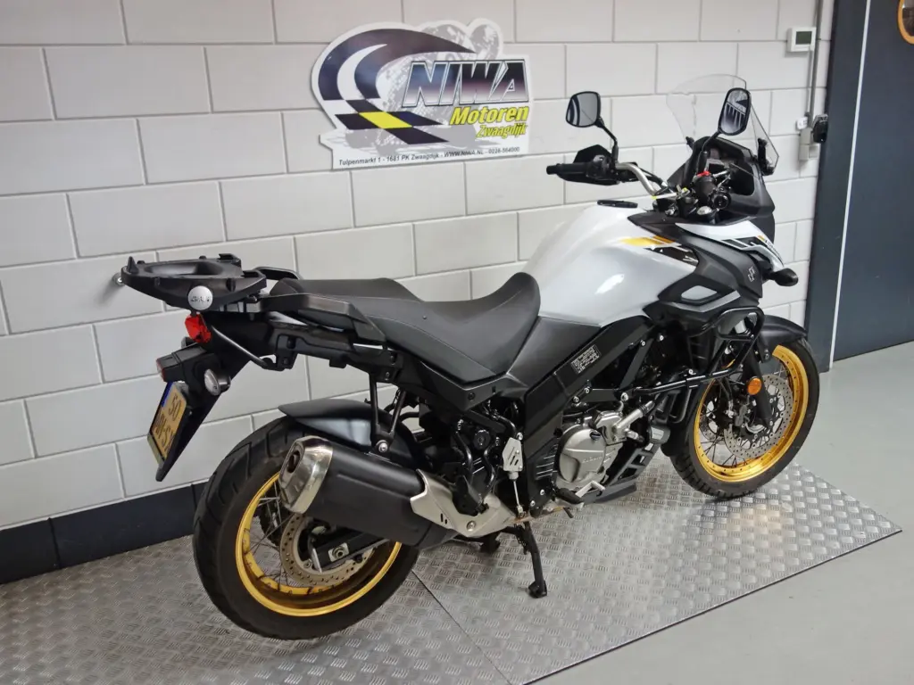 Gebruikte Suzuki V-Strom all-road met 645cc motor uit 2021 bij NIWA Motoren
