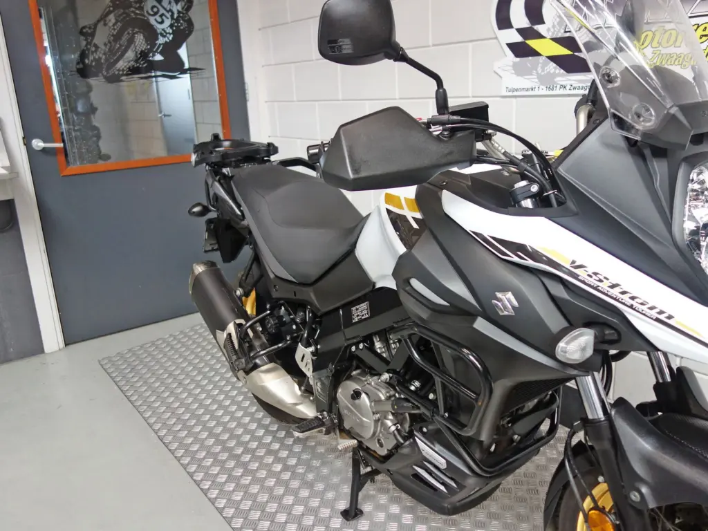 Gebruikte Suzuki V-Strom all-road met 645cc motor uit 2021 bij NIWA Motoren
