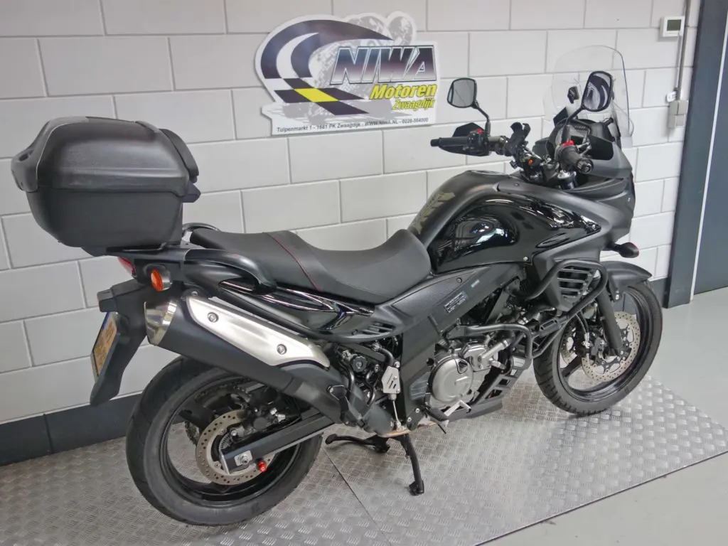 Gebruikte Suzuki V-Strom all-road met 645cc motor uit 2011 bij NIWA Motoren