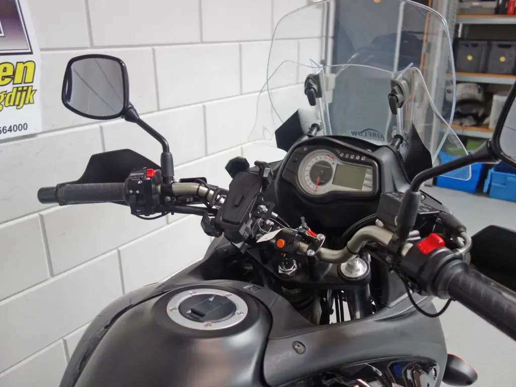 Gebruikte Suzuki V-Strom all-road met 645cc motor uit 2011 bij NIWA Motoren