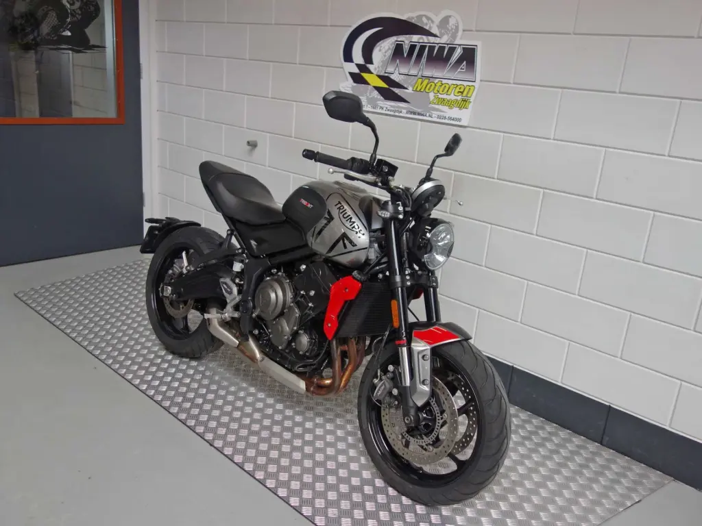 Gebruikte Triumph Trident 660 naked bike met 660cc motor uit 2023 bij NIWA Motoren