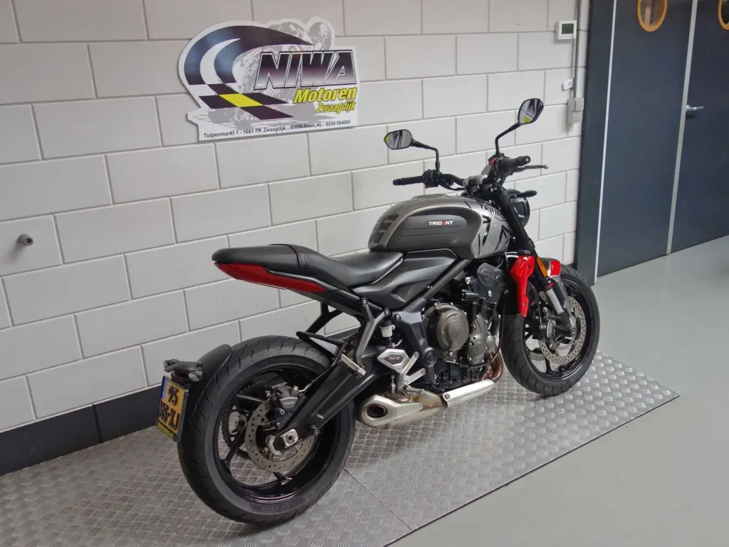 Gebruikte Triumph Trident 660 naked bike met 660cc motor uit 2023 bij NIWA Motoren