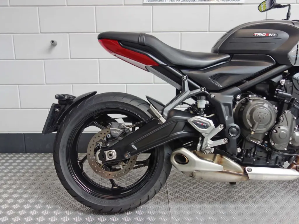 Gebruikte Triumph Trident 660 naked bike met 660cc motor uit 2023 bij NIWA Motoren