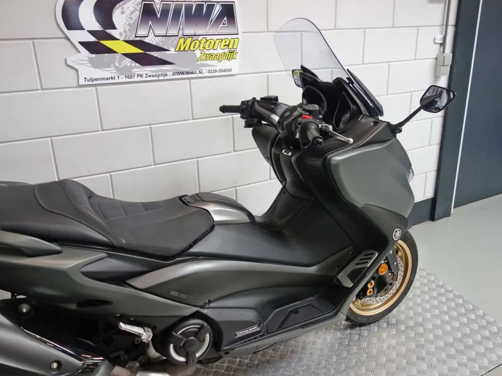 Gebruikte Yamaha T-MAX motorscooter met 562cc motor uit 2020 bij NIWA Motoren