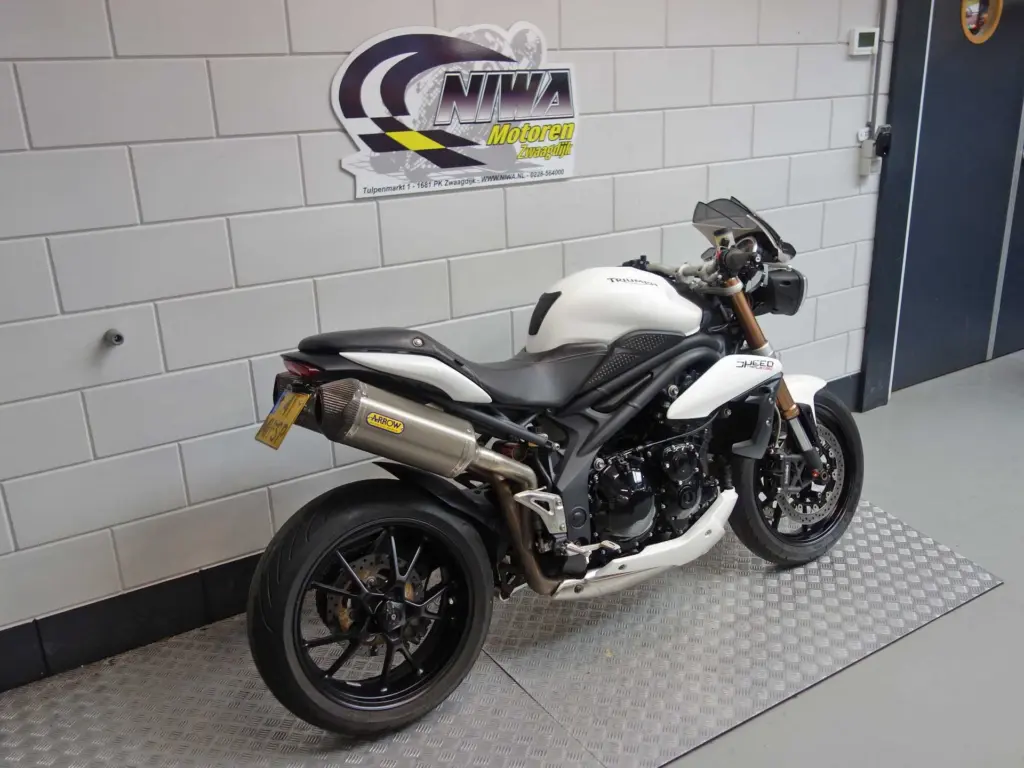 Gebruikte Triumph Speed Triple naked bike met 1050cc motor uit 2011 bij NIWA Motoren