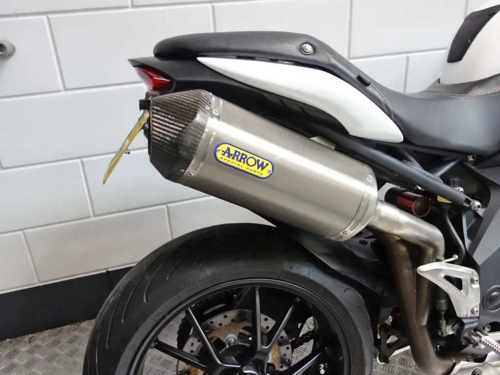 Gebruikte Triumph Speed Triple naked bike met 1050cc motor uit 2011 bij NIWA Motoren