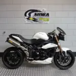 Gebruikte Triumph Speed Triple naked bike met 1050cc motor uit 2011 bij NIWA Motoren
