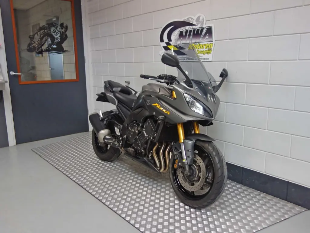 Gebruikte Yamaha FZ8 naked bike met 779cc motor uit 2012 bij NIWA Motoren