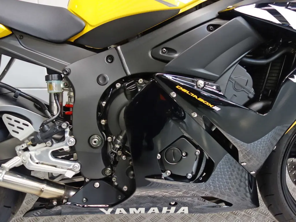 Gebruikte Yamaha YZF supersport met 600cc motor uit 2004 bij NIWA Motoren