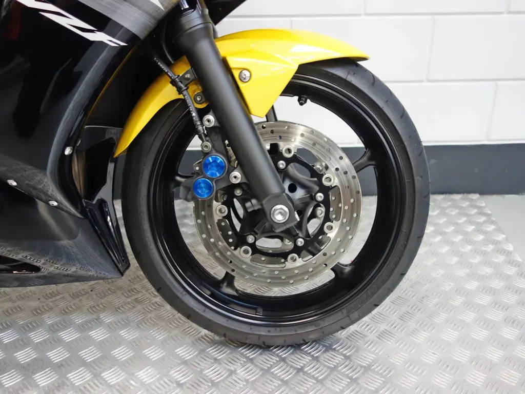 Gebruikte Yamaha YZF supersport met 600cc motor uit 2004 bij NIWA Motoren